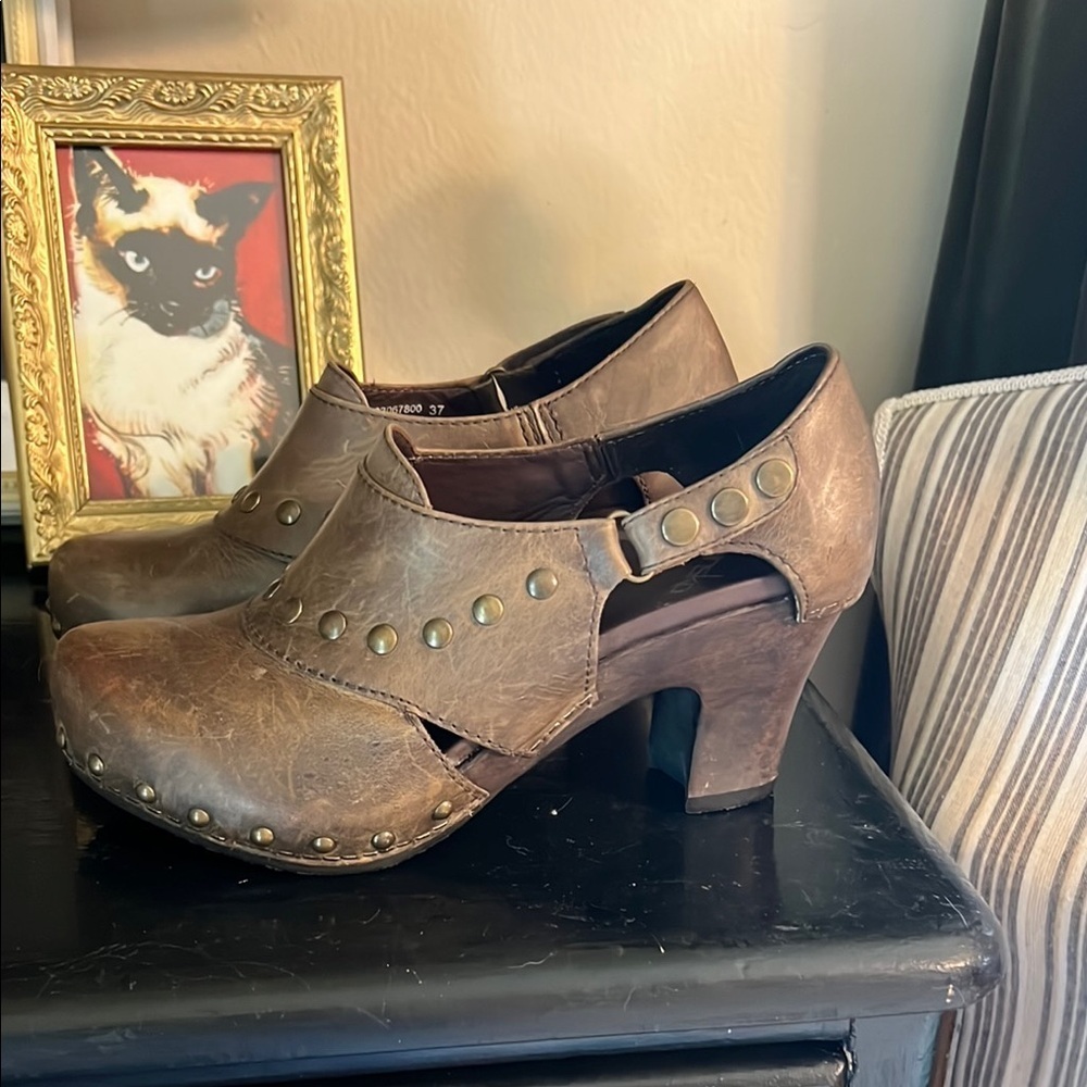 Stylish Dansko Ryder Greige Leather Women's Shoes - Picture 2 of 7